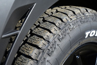 動的な部分で、ベース車との唯一の違いとなるトーヨーのオールテレインタイヤ。ゴツゴツしたトレッドパターンゆえ、微振動や騒音の発生を予想していたが、実際にはほとんど気にならなかった。