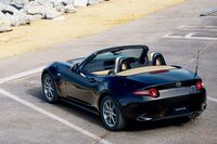 新グレードの「SレザーパッケージVセレクション」。タンカラーのインテリアとベージュのインシュレーター付きソフトトップ、ナッパレザーのシートを備えた、クラシックなイメージの上級グレードだ。