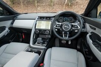 インテリアカラーは薄いグレーの「クラウド」。上下に湾曲したセンタースクリーンやバイワイヤ式のシフトセレクターなど、上級モデルの「Fペース」と同等の装備が与えられるのが最新モデルの特徴。