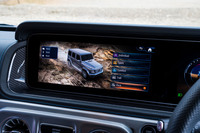 ドライブモードはご覧の全5種類。装備内容は最新の内燃機関モデルに準拠しており、センタースクリーンがタッチ操作に対応している。