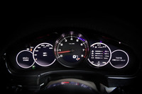 メーターは5連、中央にタコメーターが配置される。レッドゾーンは6800rpmから。