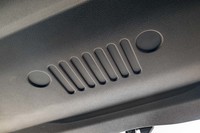 リアハッチのインナーパネルもこんな形状に。