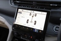 ダッシュボードの中央には10.1インチのタッチスクリーンをレイアウト。写真は4WDパワートレインの作動状況を映したところ。
