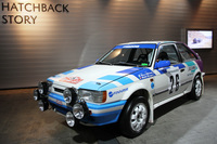 2018年の「オートモビル カウンシル」で、マツダブースに特別展示された1989年「マツダ323 4WD」。フィンランドの女性ラリードライバー、ミーナ・シランコーヴァの所有車。