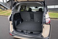 3列目シートを廃したことで手にした、広々としたラゲッジルーム(容量は非公表)。床下には樹脂製のアンダートレイも用意されている。