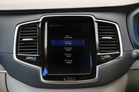 「XC90」に搭載されるドライブモードセレクターの操作画面。今回は主に「Comfort」と「Dynamic」の両モードで「アレンザLX100」を試した。
