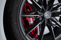 フロントブレーキは374mm径に拡大。キャリパーは対向4ピストンのブレンボ製18インチに換装されている。