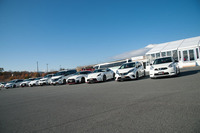 会場に並べられた現行NISMOロードカーのラインナップ。最新モデルである「セレナNISMO」がセンターを占めている。