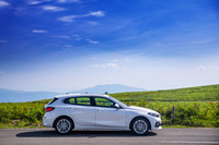 「118dプレイ エディションジョイ+」のボディーサイズは全長×全幅×全高=4335×1800×1465mm、ホイールベースは2670mm。車重は1490kgと発表されている。