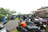 会場の様子。当日はあいにくの空模様となってしまったため、宮ヶ瀬ダムへのマスツーリングは中止となってしまった。