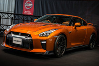 日産グローバル本社ギャラリーに展示される「日産GT-R」の2017年モデル。