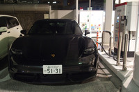 代々木PAの充電用駐車スペースは、「タイカン」クラスだとパツパツ。急速充電器は30kW規格で、使用は一回20分に制限されている。写真は試乗後に再び同PAに立ち寄り、充電した際の様子。