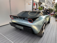 「ストラトス」をはじめ、歴代モデルのデザイン要素を巧みに取り入れている。