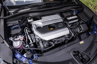 「UX200“Fスポーツ”」に搭載される2リッター直4エンジン。最高出力174PS、最大トルク209N・mのスペックは従来型から変更はない。