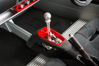 シフトブーツの排されたオープンゲートタイプのセンターコンソール。シフトセレクターの内部はご覧の通り丸見えとなっている。