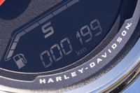 「ミルウォーキーエイト117」を搭載した2025年モデルのクルーザーには、ライドモード機能を新採用。モードは「ロード」「レイン」「スポーツ」の3種類で、LCDディスプレイにアイコンが表示される。