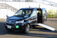 車いす利用者がそのまま乗車できるよう、「ジャパンタクシー」にはスロープが用意されている。