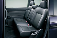 シート表皮はファブリックとプライムスムースの組み合わせ。「エアー」と同様に、2列目ベンチシートの8人乗りも選択できる。