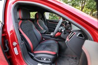 シートの背もたれと座面には、スエード調の「ダイナミカ」表皮を採用。試乗車にはオプションのコントラストステッチも施されていた。