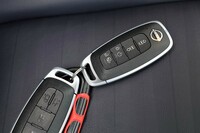 充実したハイテク装備は「ルキシオン」の大きな魅力。本文で紹介される「プロパイロット2.0」だけでなく、GPSによる位置情報メモリー機能付きの自動パーキングシステム「プロパイロット パーキング」や、車外から入庫・出庫の操作が可能な「プロパイロット リモート パーキング」などの機能も装備される。