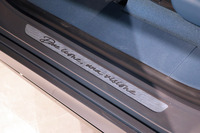 サイドシルにはイタリア語で「ふたつのアイコン、ひとつのビジョン」を意味する文字が。