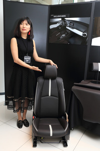 デザイン本部
プロダクションデザインスタジオ
カラー&トリムデザイングループ
デザイナー
李 欣瞳(リー・シントン)さん