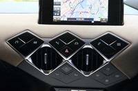 インパネの中央には各種スイッチ類やエアコンの吹き出し口がひし形を組み合わせたようにレイアウトされる。ルーブル美術館のガラスピラミッドに着想を得たものだそうだ。