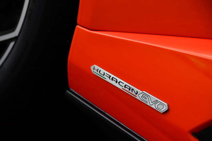 【ランボルギーニ・ウラカンEVO】
	ボディーサイズ:全長×全幅×全高=4520×1933×1165mm/ホイールベース:2620mm/車重:1422kg(乾燥重量)/駆動方式:4WD/エンジン:5.2リッターV10 DOHC 40バルブ/トランスミッション:7段AT/最高出力:640PS(470kW)/8000rpm/最大トルク:600N・m(61.2kgf・m)/6500rpm/タイヤ:(前)245/30ZR20 90Y/(後)305/30ZR20 103Y(ピレリPゼロ)/燃費:13.7リッター/100km(約7.2km/リッター 欧州複合モード)/価格:3282万7601円
	
	【取材時の燃費データ】
	テスト距離:227.5km(市街地1:高速道路7:山岳路2)/使用燃料:48.0リッター(ハイオクガソリン)/参考燃費:4.7km/リッター(満タン法)/6.0km/リッター(車載燃費計計測値)