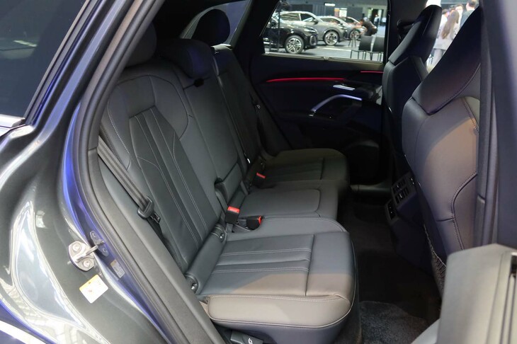 後席は前後方向にスライド調節できる。