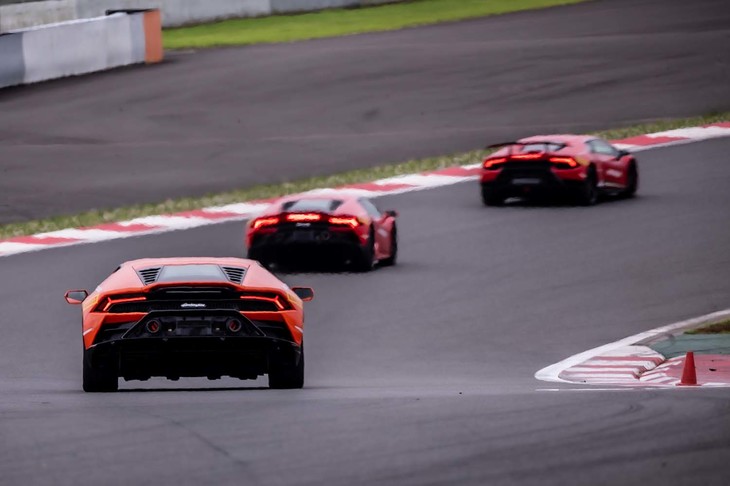 「ウラカンEVO」のパフォーマンスは、0-100km/h加速2.9秒(「LP610-4」は3.2秒)、0–200km/h加速9.0秒(同9.9秒)に大幅向上。最高速度は変わらず325km/hオーバーと発表されている。