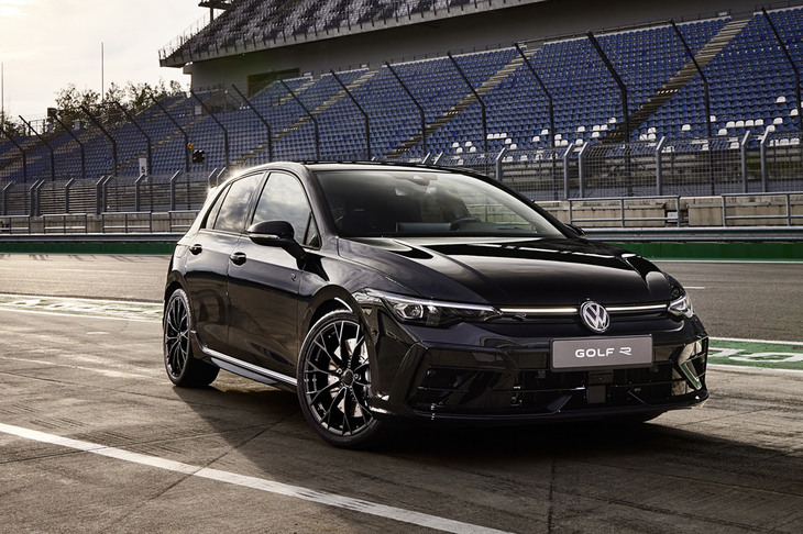 特別仕様車「ゴルフRブラックエディション」。5万8440ユーロ(約1005万円)からというプライスタグを付ける。