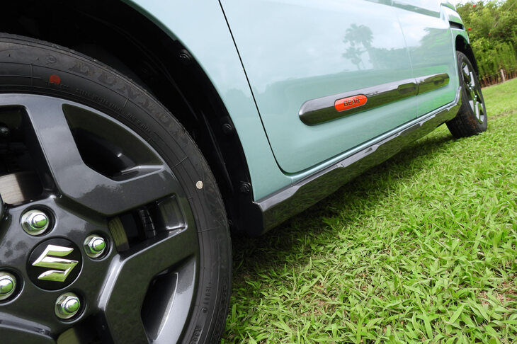 スズキ・スペーシア ギア ハイブリッドXZターボ(サイドドアガーニッシュ&サイドアンダーガーニッシュ)