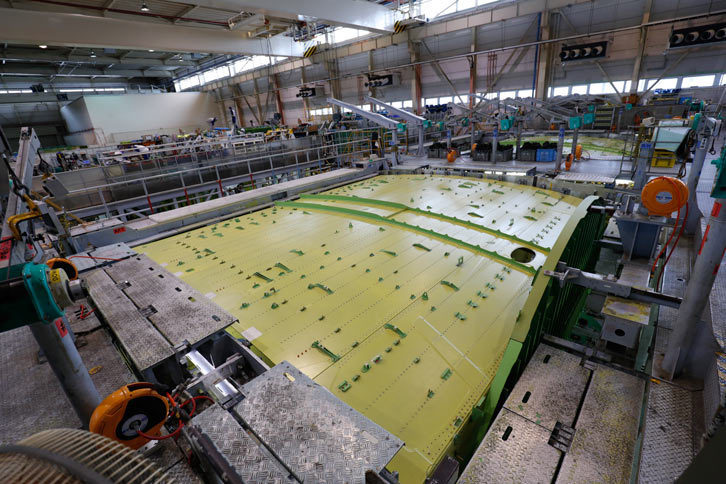 ボーイング777の中央翼を組み立てる工場の様子。写真中央に見える黄緑色のものが中央翼である。