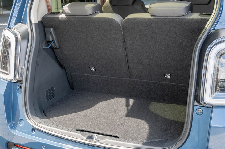 駆動用バッテリーを車両中央のフロア下(「N-ONE」では燃料タンクがあるところ)に積んでいるため、荷室が狭くなったり床が高くなったりしていないのが特徴だ。