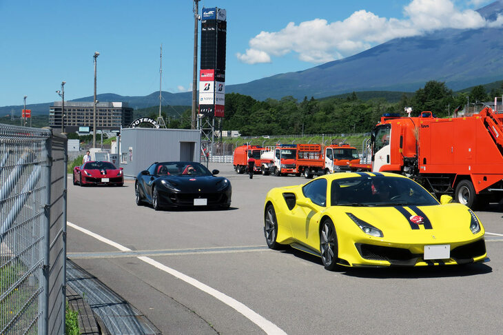 パドックへ続々と入場してくる来場者のフェラーリ。