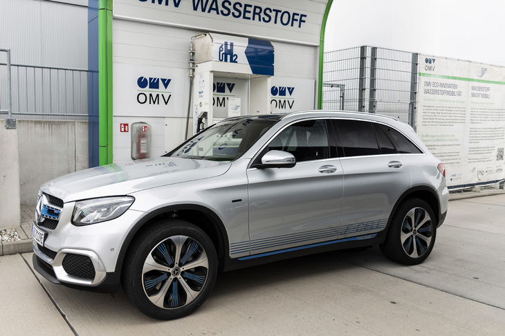「GLC」をベースに開発された「GLC F-CELL」は、最高出力211psを発生する燃料電池ユニットを搭載する。
