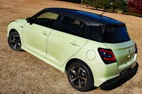 新型「スイフト」では、ショルダー部に沿ってキャラクターラインがグルリとボディーを一周している。