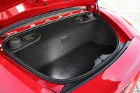 「718ボクスターGTS」(写真)の後部の荷室容量は125リッター。「718ケイマンGTS」では275リッターが確保されている。