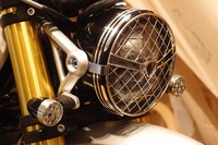 小ぶりなLEDヘッドランプ。写真のメッシュガードはオプション。