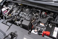 飾り気のないエンジンルームだが、写真右手前側に補機バッテリーが置かれていることに注意されたい。