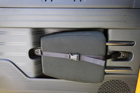 助手席のシートピローは、ドアの内側に収納できる。