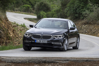 新型「メルセデス・ベンツEクラス」を追う形で日本に上陸予定の新型「BMW 5シリーズ」。その進化とアピールポイントを詳細にリポートする。(photo:BMW)