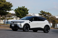 2025年11月に、台数200台の限定車として発売された「ルノー・キャプチャー エスプリ アルピーヌ フルハイブリッドE-TECHリミテッド」。滑りやすい路面での走破性を高める機能「エクステンデッドグリップ」と、オールシーズンタイヤの採用が特徴だ。