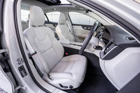 今回の試乗車は、オプションのレザーパッケージが選択されていた。同パッケージには、本革シート/フロントシートヒーター/運転席8ウエイパワーシート/キーレスエントリーが含まれている。