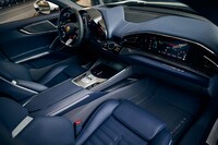 インストゥルメントパネルは運転席側と助手席側がほぼ対称のしつらえ。写真で見てもこれまでのフェラーリ車よりも格段に広々としていることが分かる。