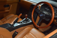 レストアされた「ロードスターVスペシャル」のインテリア。NARDIのウッドステアリングやウッドシフトノブも復刻される。