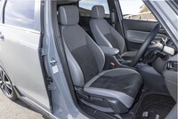 シート表皮はウルトラスエードとプライムスムースの組み合わせ。ご覧のとおりクラスの壁を超えた立派な厚みの背もたれが備わっている。