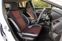 シートはレッドを大胆に使った専用デザイン。グレーの部分には高い伸縮性を備えたトリコット生地を使っている。
