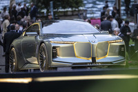 フロントまわりは、三次元的な彫刻として再解釈された、BMW伝統のキドニーグリルのデザインが目を引く。グリルにはバックライトが仕込まれており、その輪郭が浮かび上がる。