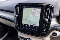 Qualcomm Technologies社の次世代のコンピューター基盤「Snapdragon Cockpit Platform」を導入。Google を搭載したインフォテインメントシステムは従来型と比べて処理速度が2倍以上、グラフィックの生成速度が10倍にアップしている。
